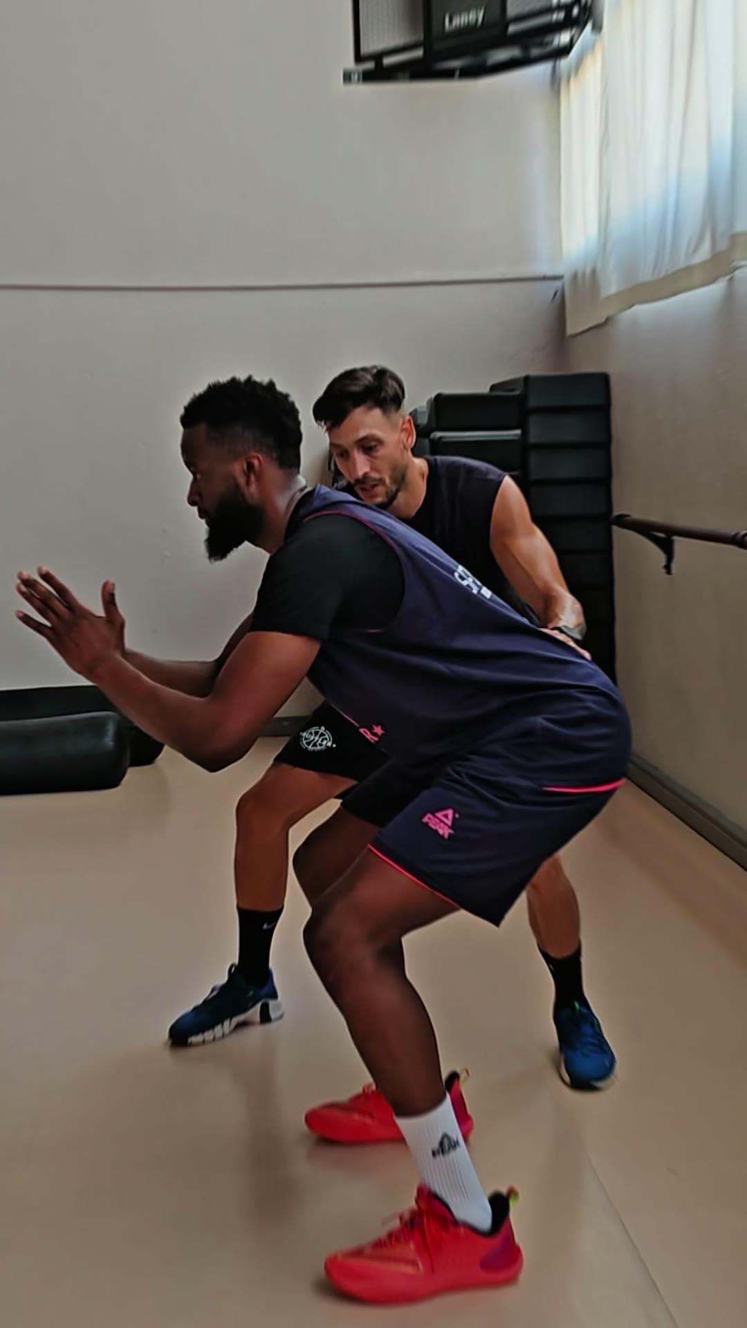 Coach accompagnant un athlète pendant une séance de préparation physique, Hybrid Lab Performance à Maillane