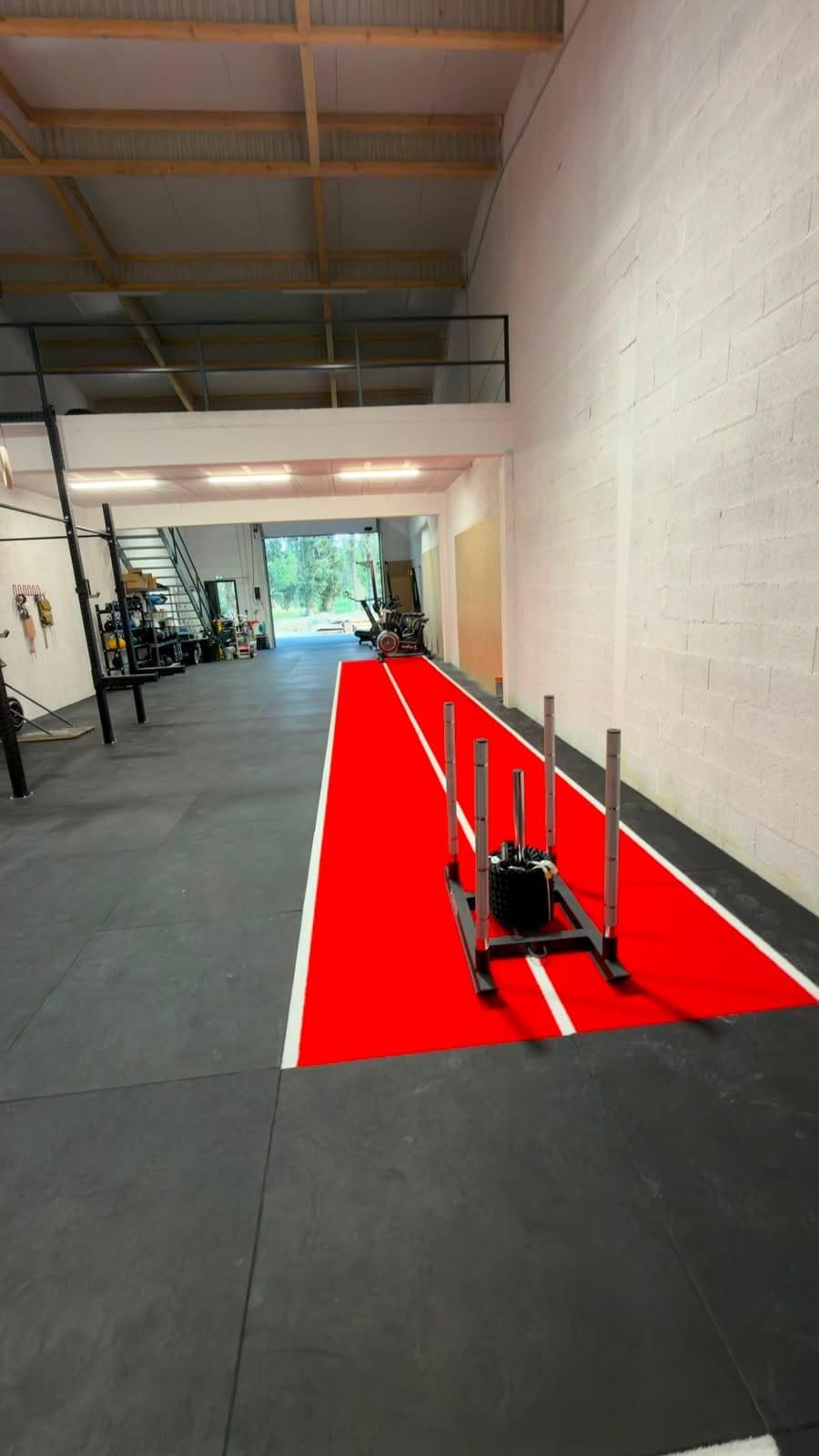 Piste de sprint et traîneau de poussée sur le plateau de training